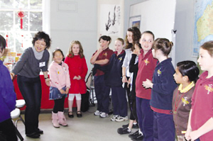 “孔子课堂”上，中国老师在绘声绘色地教孩子中国文化