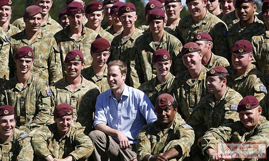 威廉王子悉尼与澳大利亚士兵合影留念