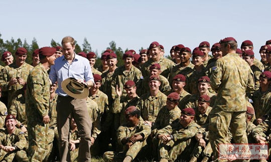 威廉王子悉尼与澳大利亚士兵合影留念