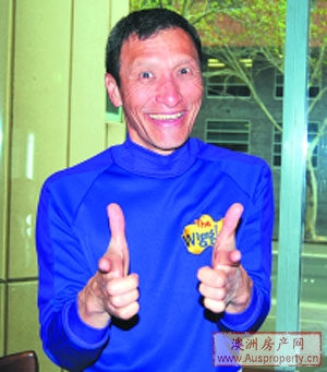 紫衣人关伟刚作出儿歌四人组的招牌姿势