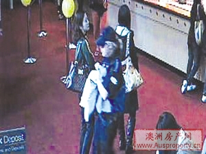 监控录像显示“女保安”从柜台提走现金