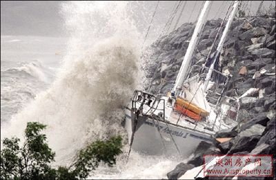 3月21日,飓风“乌卢伊”袭击了澳洲东北部昆士兰州海岸,最大风速达每小时200公里。飓风造成部分房屋毁损,大约6万户居民断电。目前昆士兰州机场已全部关闭。