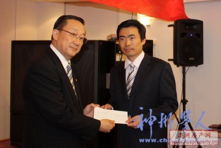 驻悉尼总领馆教育组白刚参赞(左)接受新州学联会会长赵明转交的公派学子自愿捐款