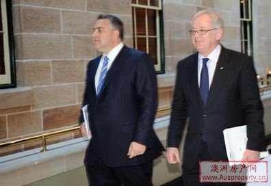 反对党财长何基(左)与金融部长罗柏公布成本审计报告