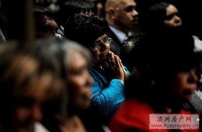 一名土著居民合掌祈祷