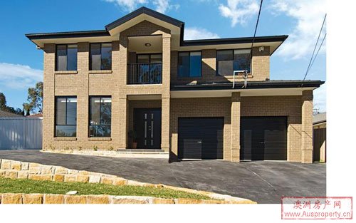 这间5房大屋位于Carlingford的North Rocks Road拍卖，指标价高达105万元。