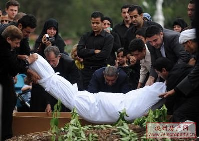 圣诞岛船难八死者终入土