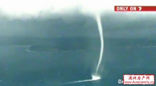 龙卷风来袭 新州海岸现“龙吸水”