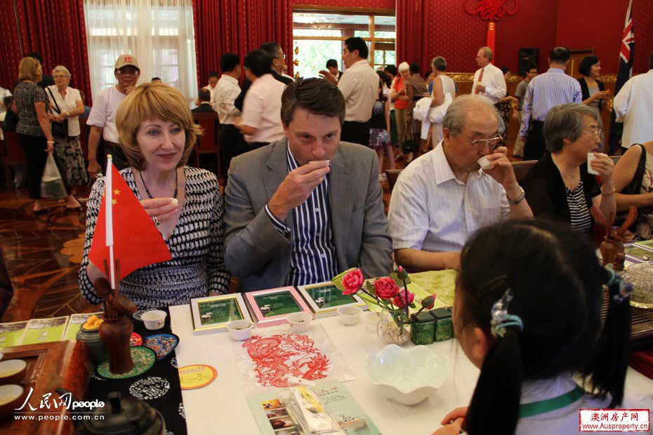 成都民族歌舞剧院演员在表演 摄影：宇文纯英