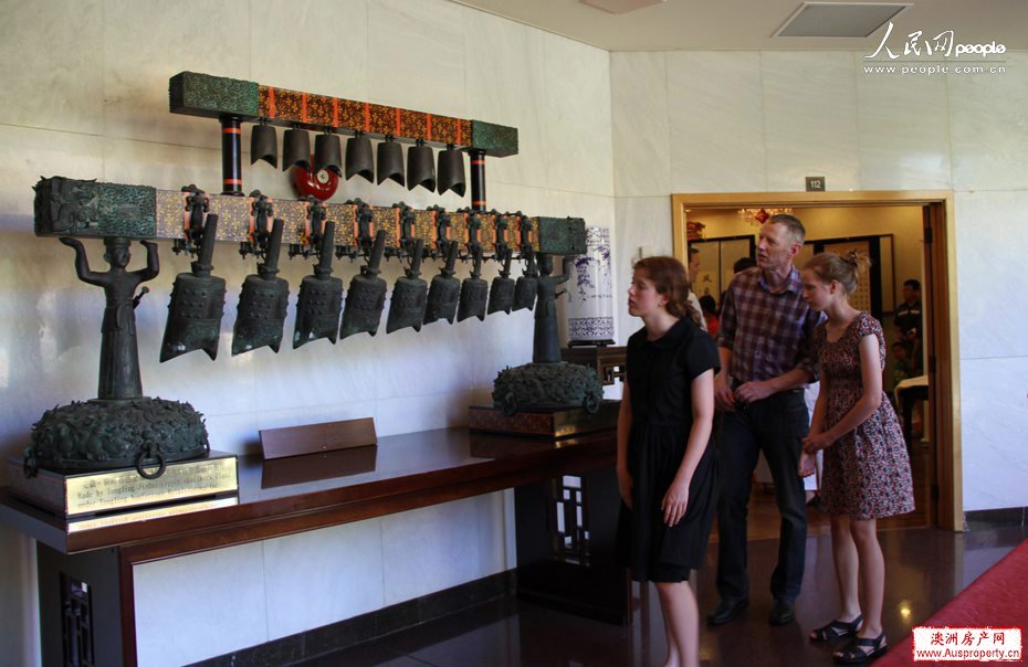 成都民族歌舞剧院演员在表演 摄影：宇文纯英