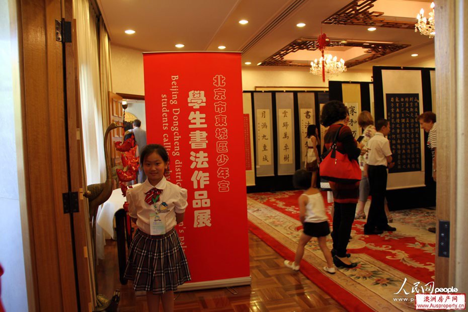 成都民族歌舞剧院演员在表演 摄影：宇文纯英