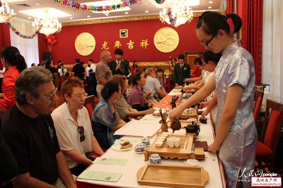 成都民族歌舞剧院演员在表演 摄影：宇文纯英