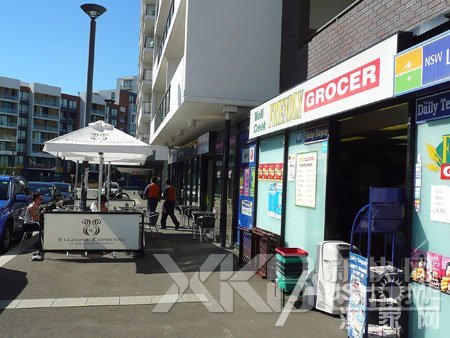 区内开设有杂货店与咖啡店等街铺。