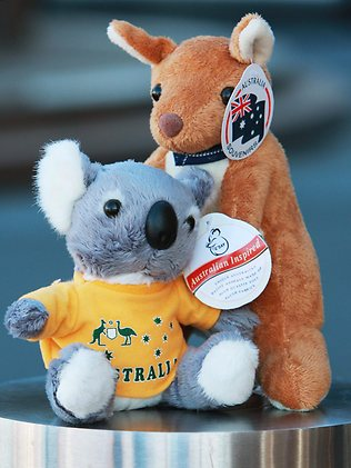 中国游客狂购"中国制造"澳洲纪念品回国 中国游客狂购"中国制造"澳洲纪念品回国