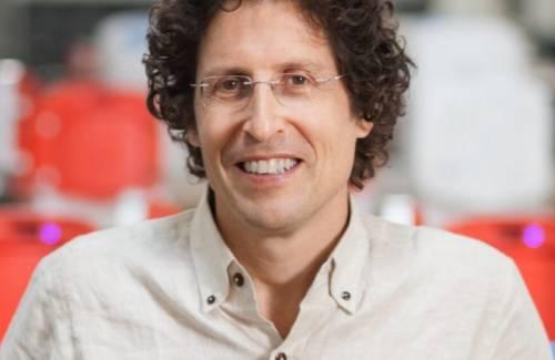 他靠一台榨汁机诈骗8个亿，谷歌、科比都中招，网友也被惹毛