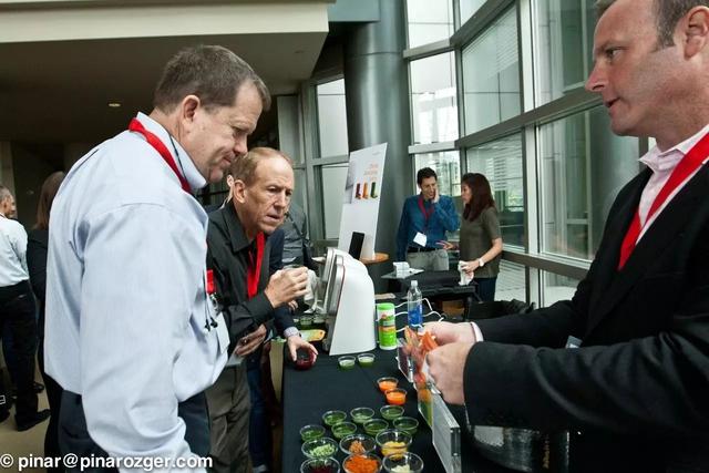 他靠一台榨汁机诈骗8个亿，谷歌、科比都中招，网友也被惹毛