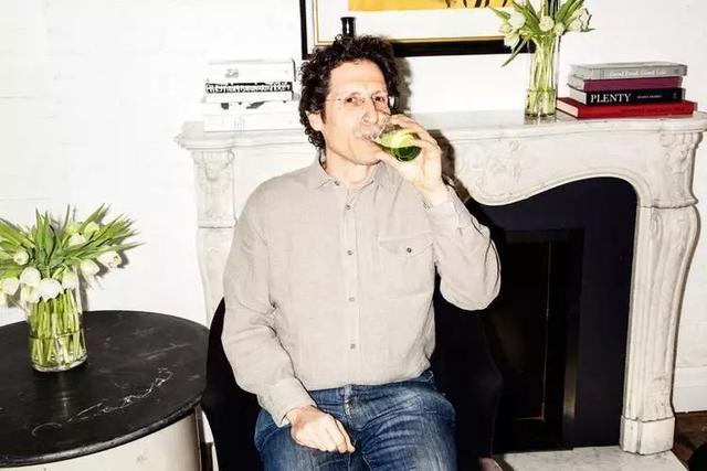 他靠一台榨汁机诈骗8个亿，谷歌、科比都中招，网友也被惹毛