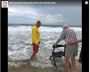 暖心！昆州救生员帮96岁老人实现“海水打湿双脚”愿望
