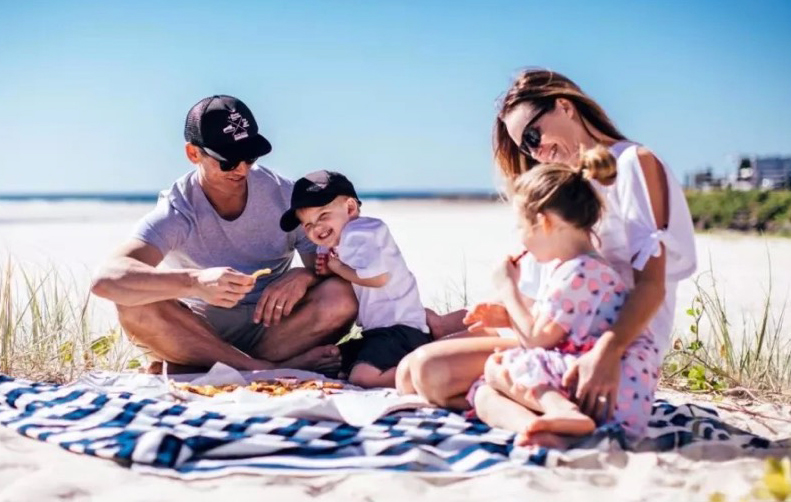澳洲境内游客蜂拥黄金海岸，夏季酒店入住率达9成