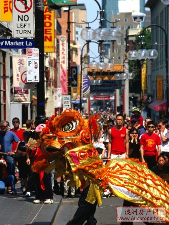 春节，中国移民在墨尔本唐人街表演舞狮