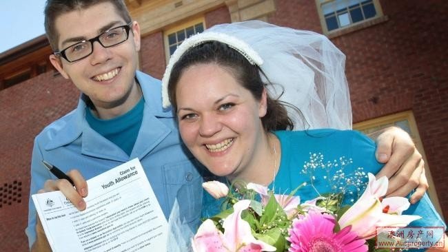 21岁的Fletcher O'Leary 和23岁的Lavinia Emmett-Grey 在阿德莱德大学Barr Smith草坪上结婚