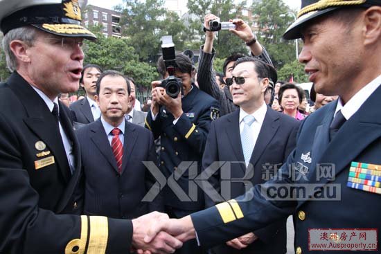 Steve Gilmore少将（左）迎接冷振庆少将（右）及舰队访问澳洲，左二及右二分别为章均赛大使和胡山总领事