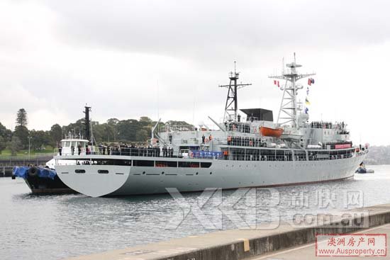 &nbsp;&ldquo;郑和号&rdquo;在拖船的引导下，缓缓驶入Woolloomooloo军港