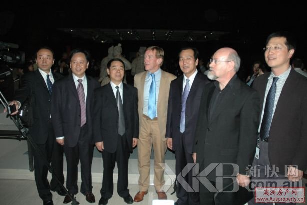 Edmund Capon馆长、柳扬博士和以张自鸣副局长为首的中国代表团一行在揭幕仪式上合影。