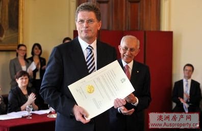 白理图宣誓就任维州州长