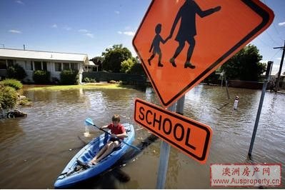 维州小镇被洪水冲至一分为二