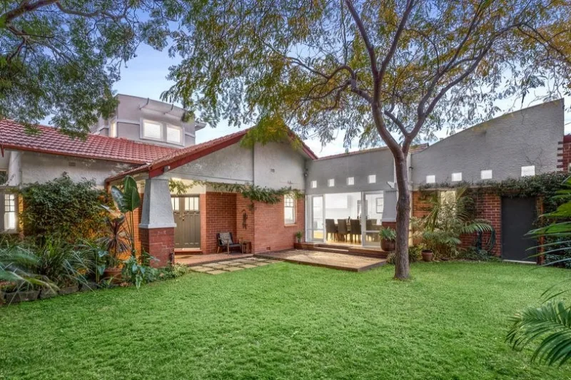 这套位于墨尔本埃尔伍德雪莱街 49 号的四居室住宅将于 5 月 25 日拍卖,指导价为 290 万至 319 万澳元。